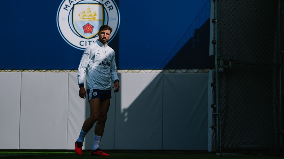 THE CAPTAIN : Rúben Dias heads out to train