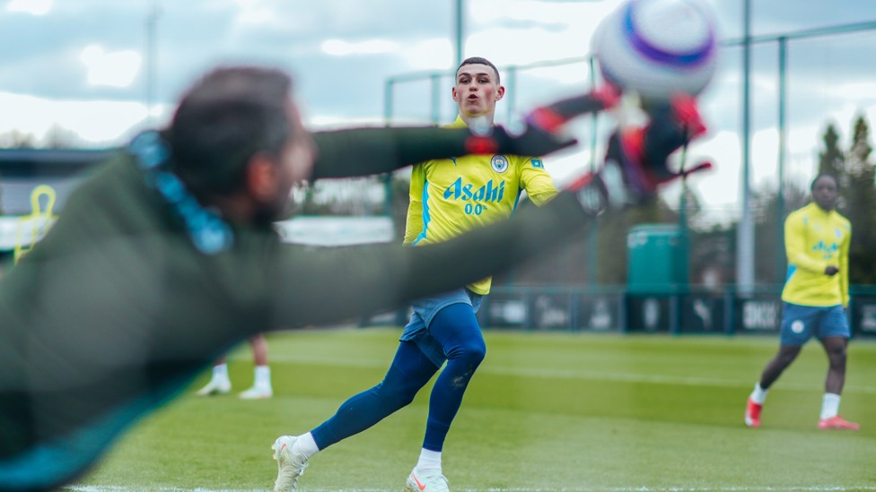 SHOOTING DRILLS : Phil Foden tests Scott Carson