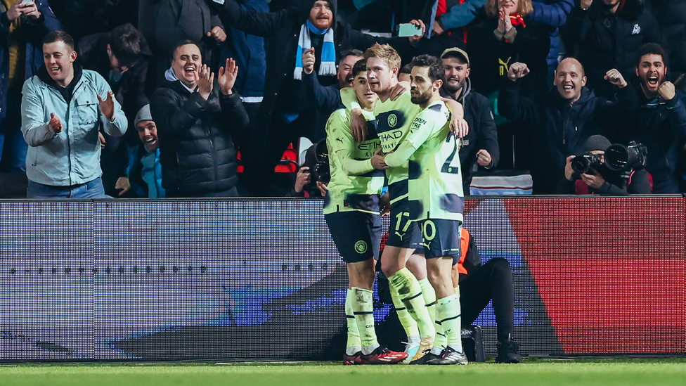 O HOMEM DO TERCEIRO GOL : De Bruyne comemora seu gol com Bernardo Silva e Julián Álvarez.
