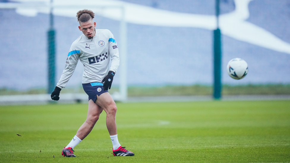 MOTOR LINI TENGAH: Kalvin Phillips dengan umpan akurat