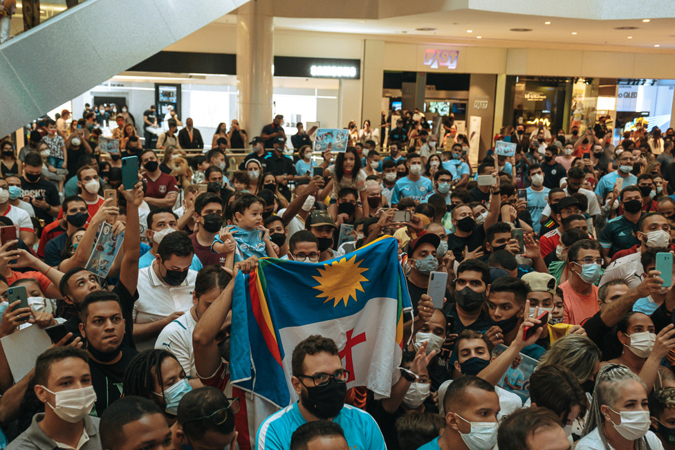 A bandeira de Pernambuco tremulava entre o público, que recebeu calorosamente nosso capitão