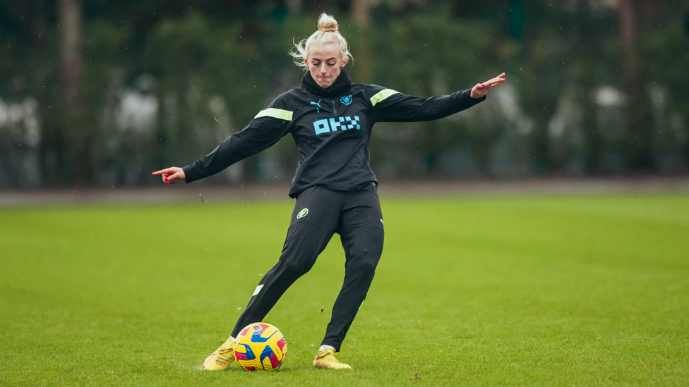 STRIKE : Chloe Kelly puts her foot through it