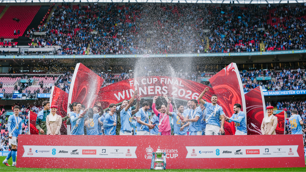 ABSOLUTE SCENES : Celebrating on the pitch.