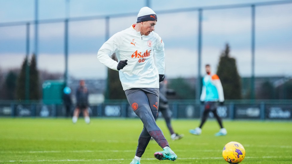 PASS MASTER  : Kevin De Bruyne keeps a move flowing.