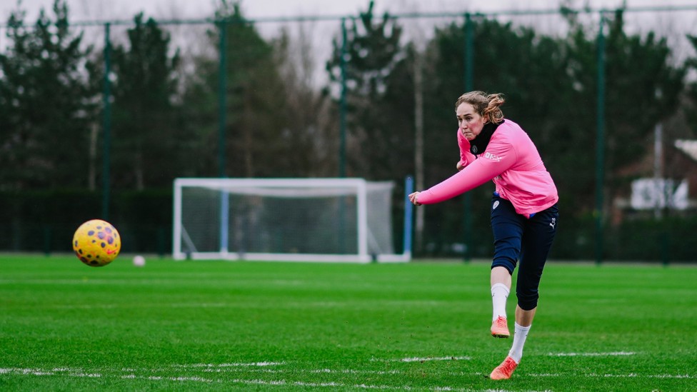 SHOOTING SESSION : Sydney Lohmann steps up to strike