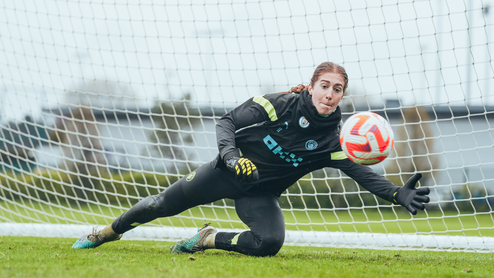 SANDY FAZ A DEFESA : Sandy MacIver fica de olho na bola enquanto voa perto da trave.