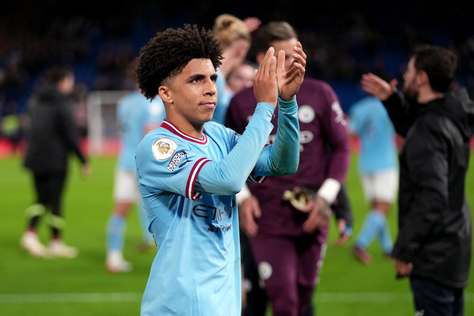 ELOGIADO PELO CHEFE  : Lewis fez mais uma boa partida contra o Chelsea.