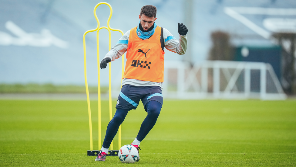 PUSAT PERTAHANAN: Aymeric Laporte melaju dalam sesi Rabu