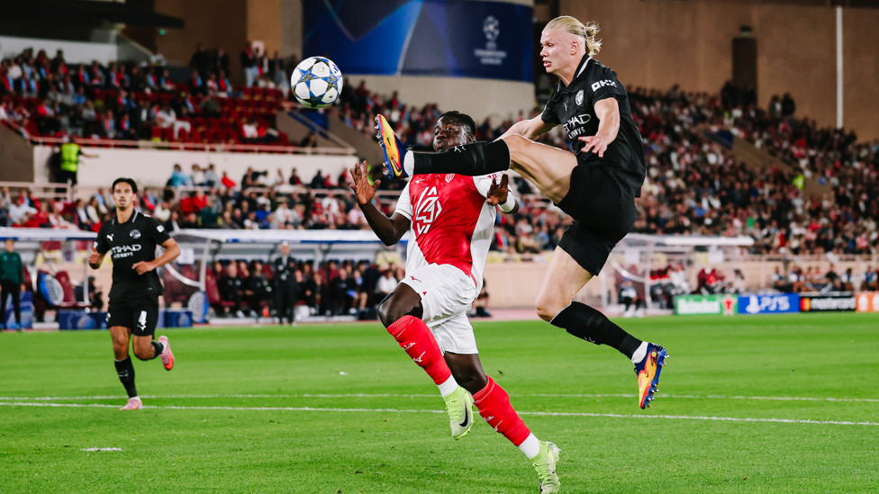 CLINICAL : Haaland flicks us ahead with his first touch of the game!