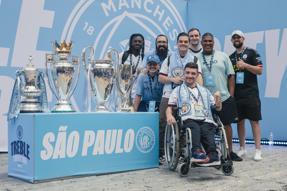 Cauã e amigos juntos aos "BIG FIVE".