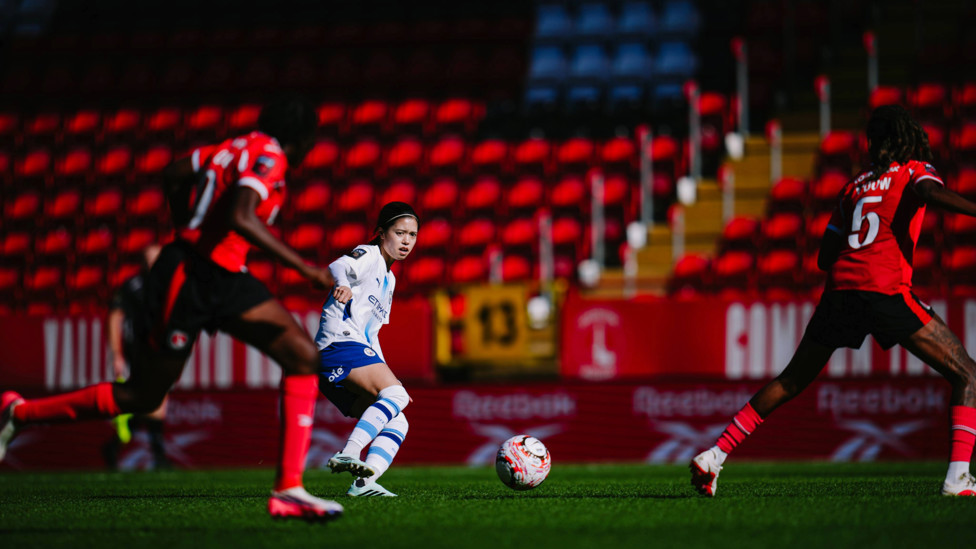 Magician : Yui Hasegawa attempts to open the Charlton defence