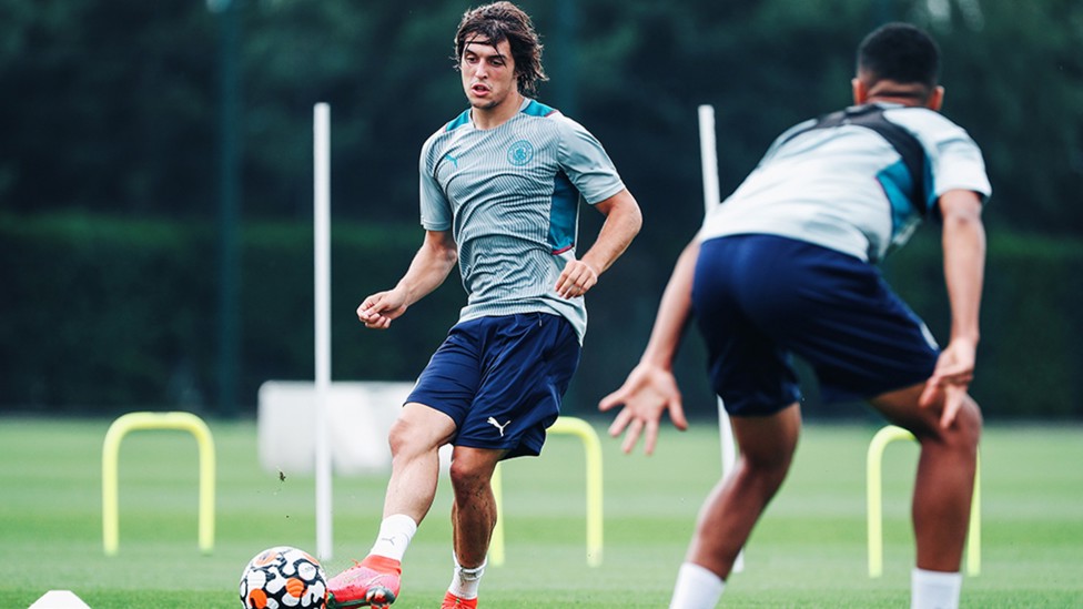 SWITCHING PLAY: Pablo Moreno finds a teammate