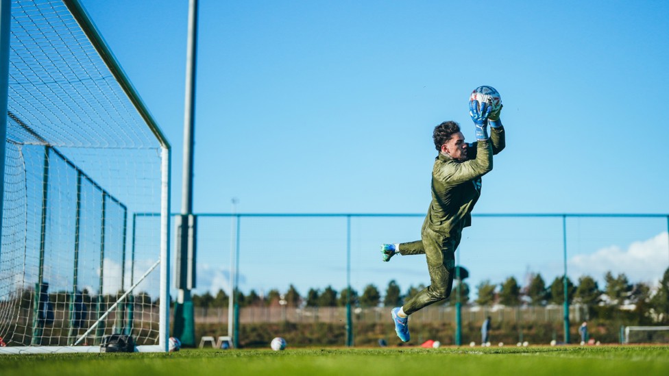 BIG HANDS : Ederson holds on