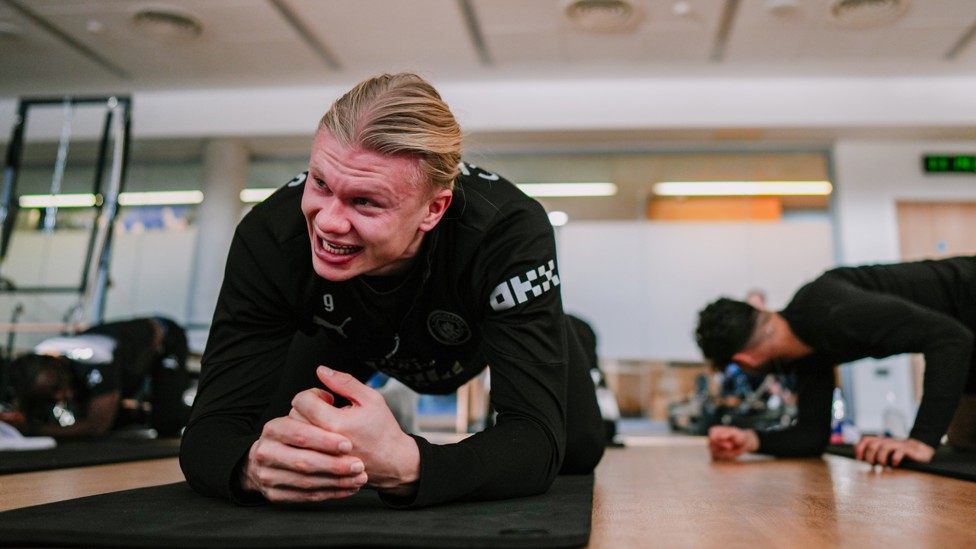 MOBILITY WORK : Erling Haaland tests his core strength