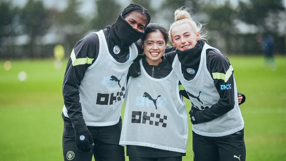 VIBE POSITIVA : Khadija Shaw, Yui Hasegawa e Chloe Kelly fazem uma pausa rápida para sorrir para a câmera.