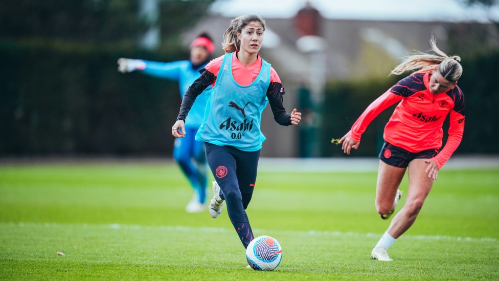 BRING IT FORWARD : Laia Aleixandri carries the ball out from the back
