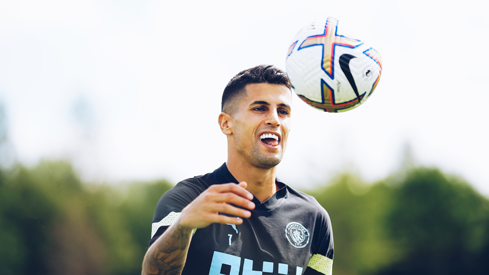 BLUE MONDAY : Joao Cancelo prepares for the next drill...