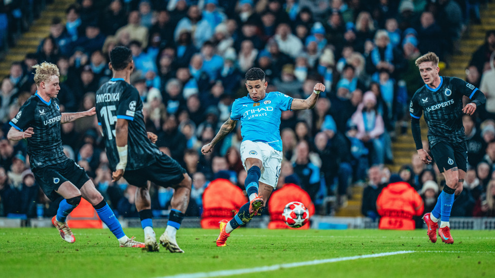 SUPER SAVINHO : Fires us 3-1 ahead!