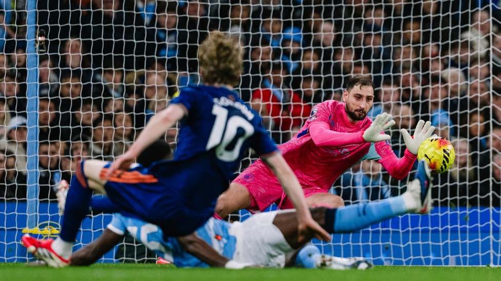ON THE DIVE : Gianluigi Donnarumma at work