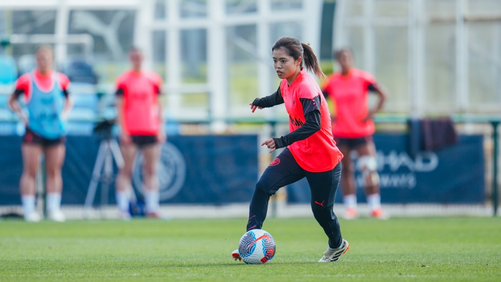 MAGIC MIDFIELDER : Yui Hasegawa showed off her agility.