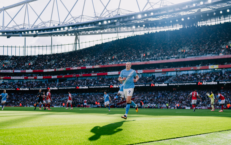 Haaland comemora no Emirates. 