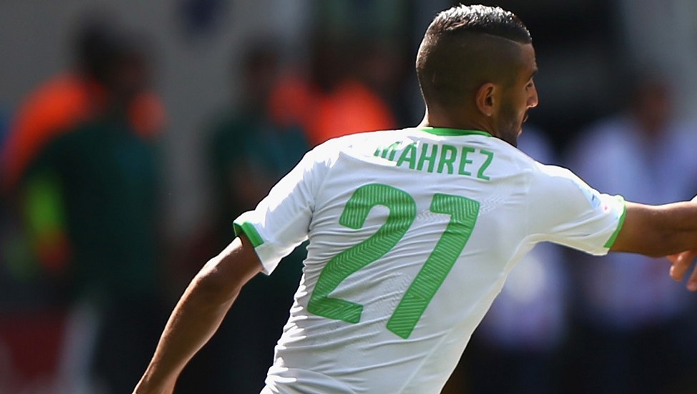 Mahrez con la zamarra de su selección.