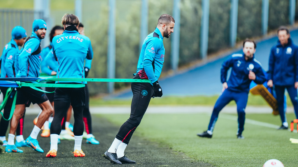 MEREGANGKAN : Kyle Walker pemanasan