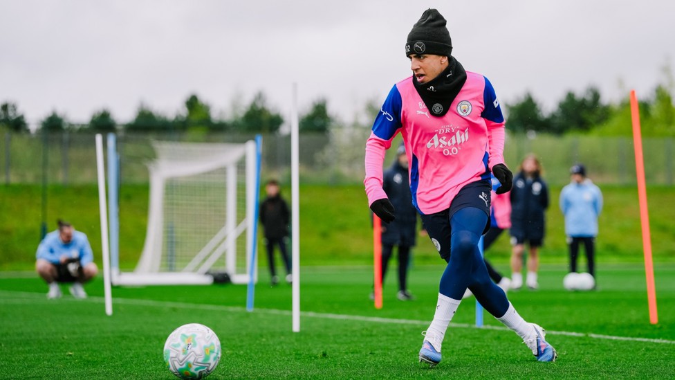 PASS AND MOVE : Rico Lewis in the thick of the action