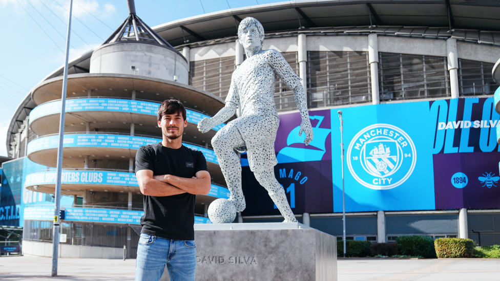 Etihad Stadium : David visitó por primera vez su estatua, junto a las de Vincent Kompany y Sergio Agüero.
