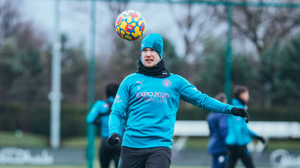 BALL WATCHING : Kevin De Bruyne keeps his eyes on the prize