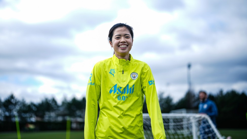 ALL SMILES : Yui Hasegawa spots the camera