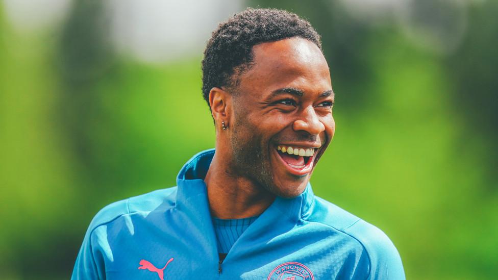 TAWA STERLING : Raheem menikmati cuaca musim semi di Manchester