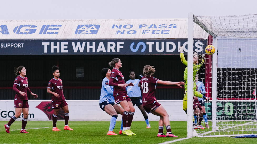 HEADS UP  : Bunny Shaw extends our lead further with a looping header at the back post. 