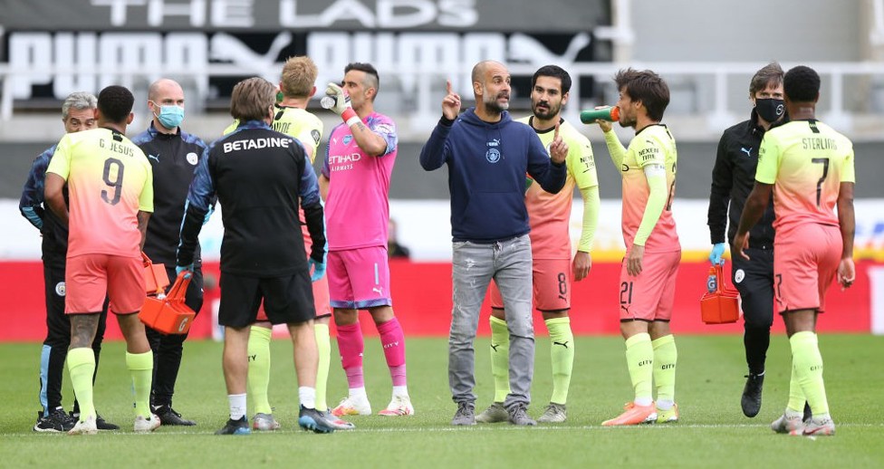 INSTRUKSI PEP: Pep memberi beberapa pemain motivasi