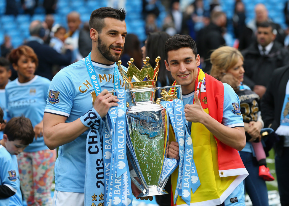 CAMPEONES : Álvaro Negredo y Jesús Navas con el trofeo de la Premier League 2014.