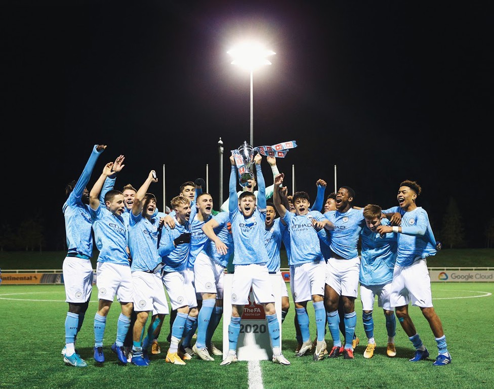 2 NOVEMBER : Satu hari kemudian kami menambah trofi lain saat tim Under-18 memenangkan FA Youth Cup pertama kami sejak 2008 dengan kemenangan 3-2 atas Chelsea.