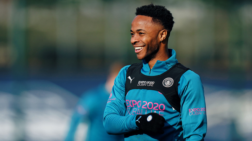 MATAHARI DAN SENYUM STERLING : Raheem Sterling dalam mood yang bagus