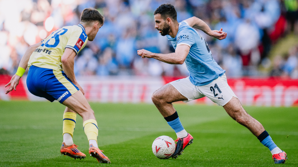 RAYAN RUN : Ait-Nouri gets forward early on.