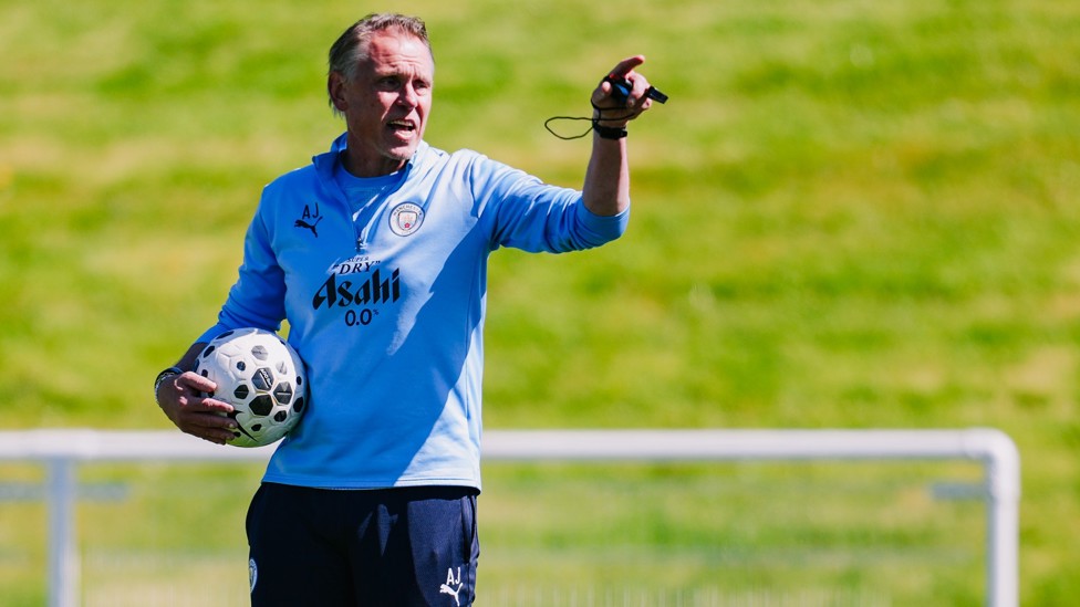 THE BOSS  : Jeglertz passes on his message. 