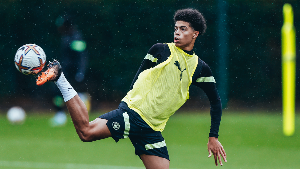 FLEX IT : Jahmai Simpson Pusey shows incredible agility to control the ball
