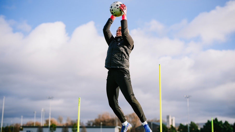 UP IN THE SKY  : Ayaka Yamashita rises to catch the ball. 