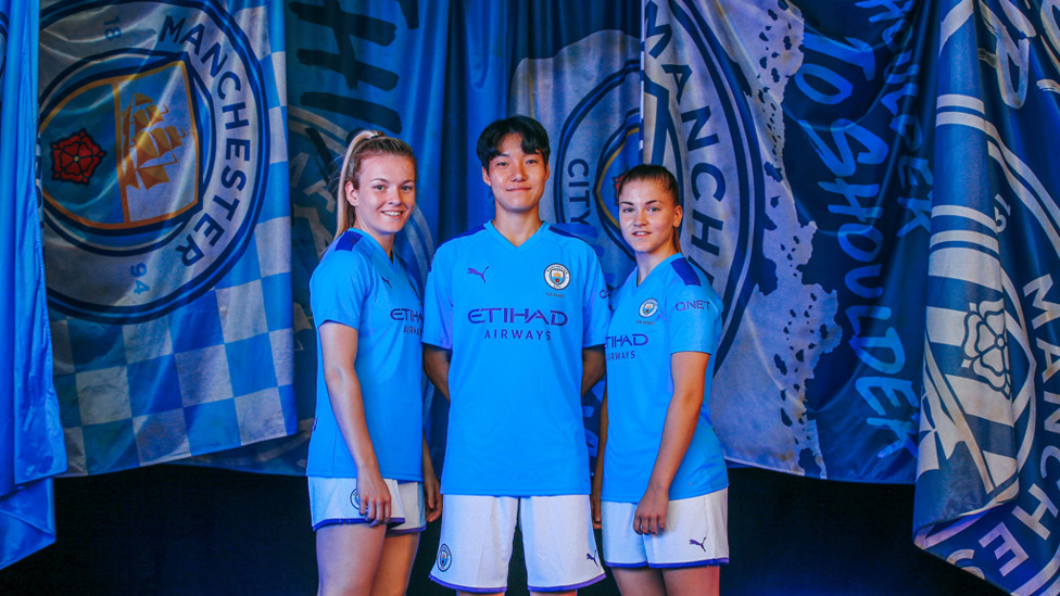 VISION ON : Lauren Hemp, Lee Geum-min and Jess Park are the centre of attention