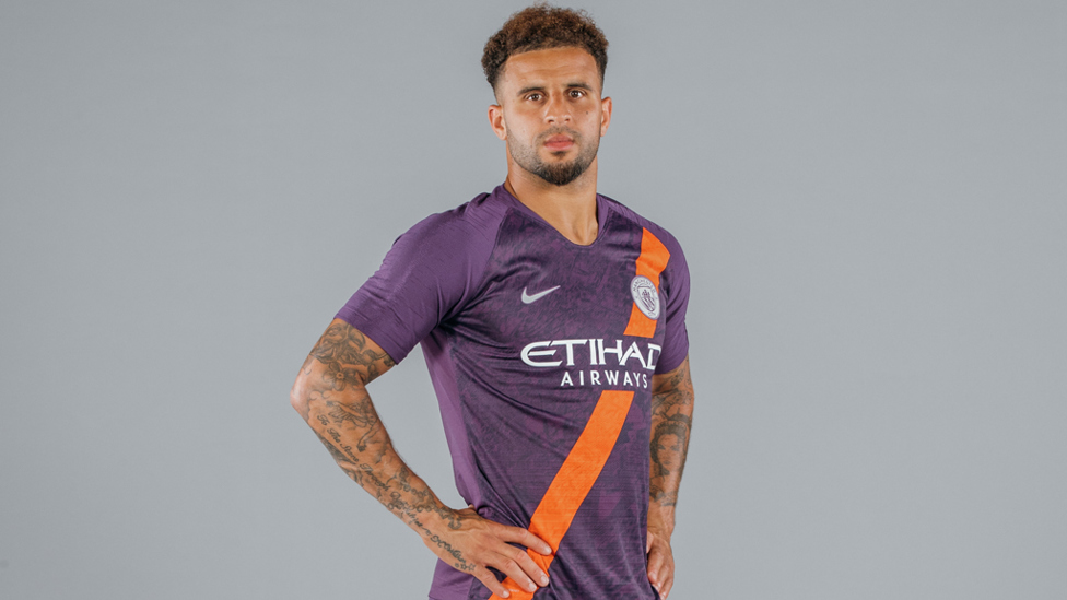 MODEL CITYZEN : Kyle Walker tries out our new third strip for size