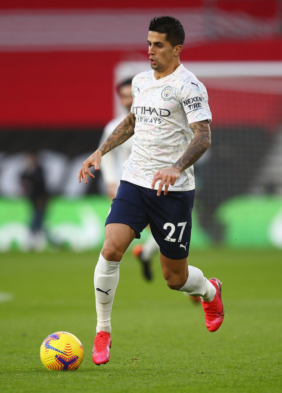 FLYING JOAO : Cancelo brings the ball forward minutes before the interval.