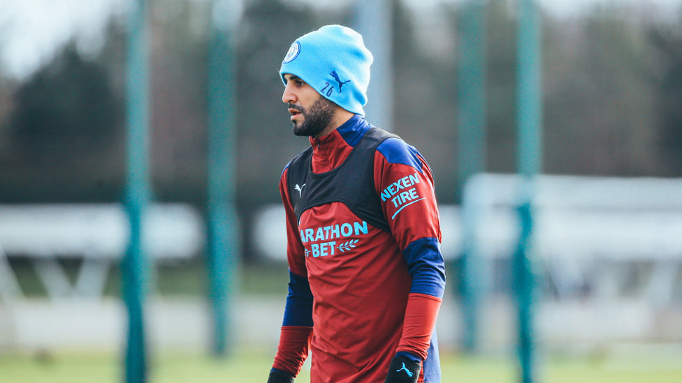 Riyad Mahrez foi devidamente equipado para evitar o frio de janeiro