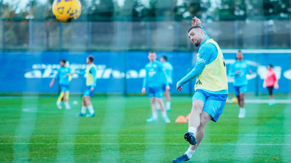 COOL KOVA : Mateo Kovacic practices his shooting skills