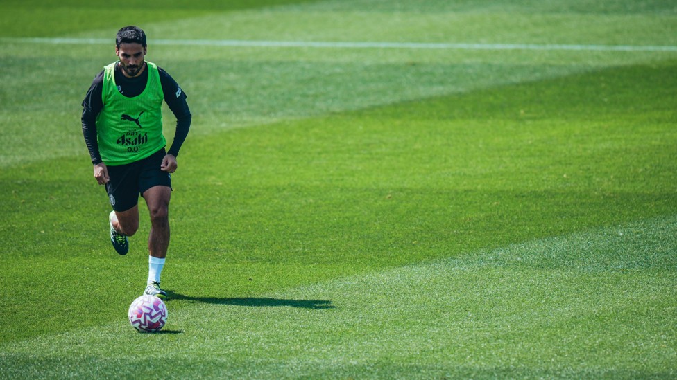 CROSS TIME : Ilkay Gundogan lines up a ball into the box