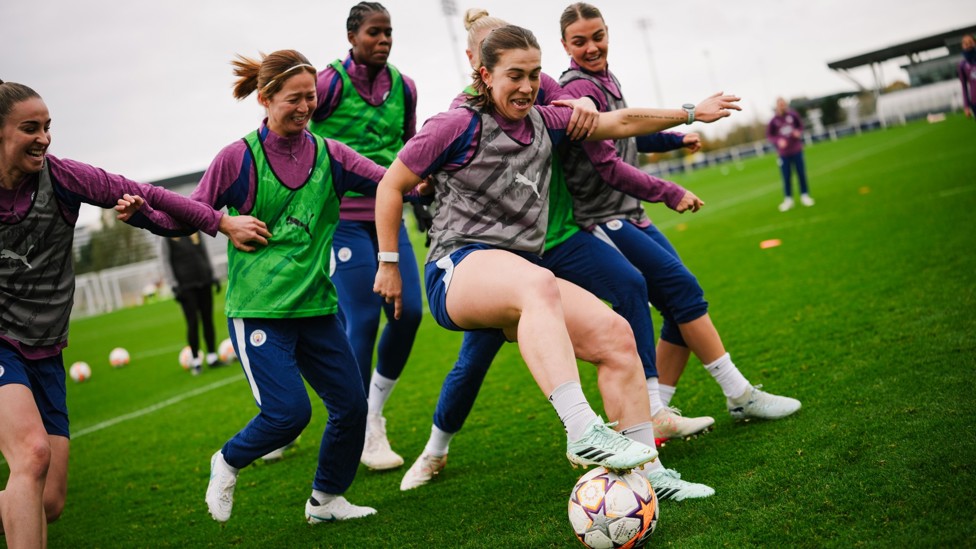 PROTECTING THE BALL : Sam Coffey fends off Niamh Charles, Alex Greenwood, Risa Shimizu, Bunny Shaw and Laura Wienroither
