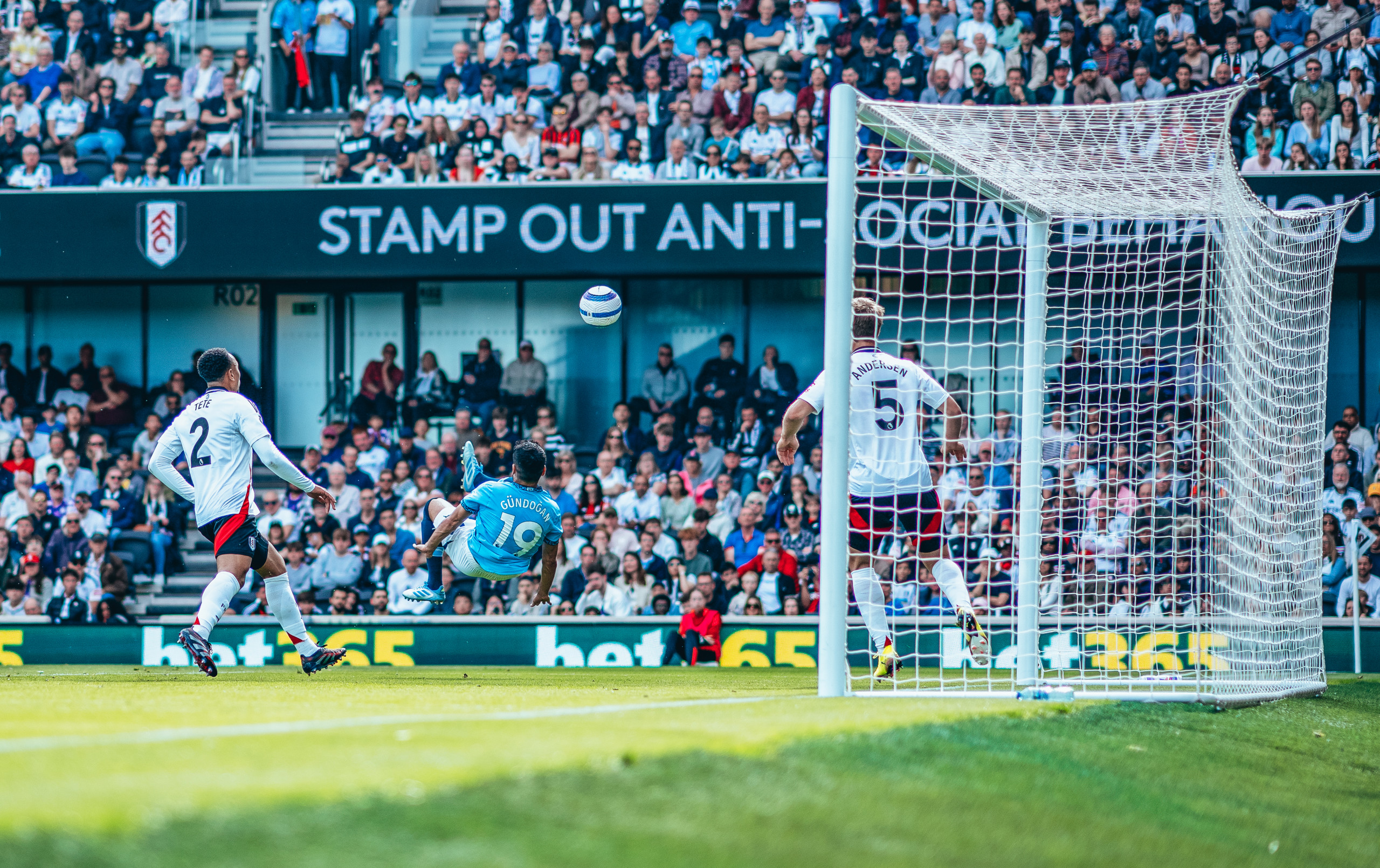 City bate Fulham e garante vaga para Champions pelo 15º ano seguido