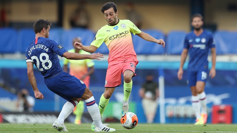 SILKY SILVA : Bernardo mempertahankan bola di tengah sergapan bek lawan